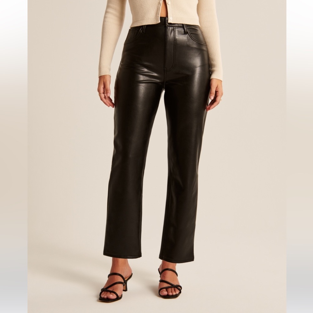 Abercrombie - Curve Love Vegan Leather Ankle Straight Pant in Black, 0/25L